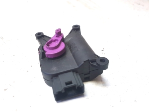 AUDI A4 B7 (2004–2008) Salongi soojenduse klapi mootor 8E1820511A - 4