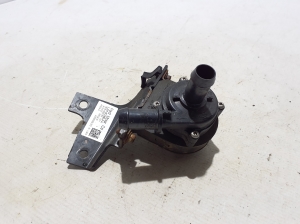 Pompe à eau auxiliaire - LJ938C590PA