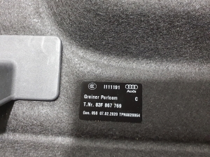 AUDI RS Q3 F3 (2019–2026) Pakiruumi riiul 83F867769 - 2