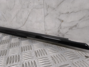 BMW 5 SERIES G30 (2016–2026) Esiukse klaasi välimine liist 7404026 - 3
