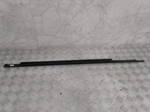 BMW 5 SERIES G30 (2016–2026) Esiukse klaasi välimine liist 7404026 - 6
