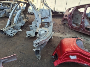 VOLVO XC90 (2015–2024) Front outrigger 31672513 - 2