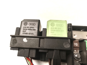AUDI A4 B9 (2015–2026) Drošinātāju bloki 8W0937503B - 3