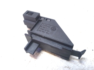 Volkswagen Jetta (2010–2017) Glove box light switch 1K0947561 - 3