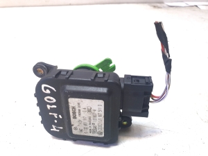 Volkswagen Golf IV (1997–2003) Salongi soojenduse klapi mootor 0132801117 - 3