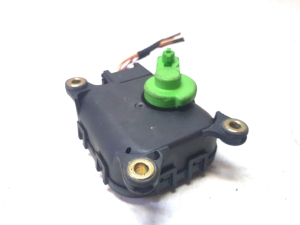 Volkswagen Golf IV (1997–2003) Salongi soojenduse klapi mootor 0132801117 - 5
