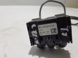 Mercedes Benz S-Class 223 (2020–2026) USB-pesa A2238204203 - 2