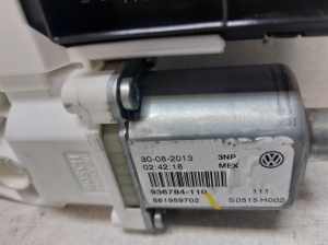 Volkswagen Jetta (2010–2017) Front door window regulator motor 3C0959792B - 4