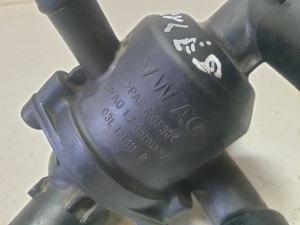 Volkswagen Jetta (2010–2017) Termostaadi korpus 03L121111R - 3