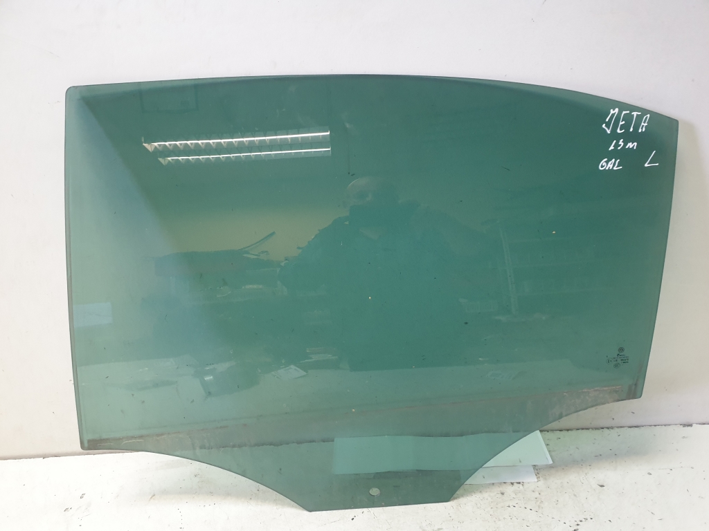 Volkswagen Jetta (2010–2017) Aizmugurējo sānu durvju stikls 004670 Volkswagen Jetta (2010–2017) Aizmugurējo sānu durvju stikls 004670