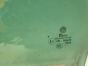 Volkswagen Jetta (2010–2017) Aizmugurējo sānu durvju stikls 004670 - 4