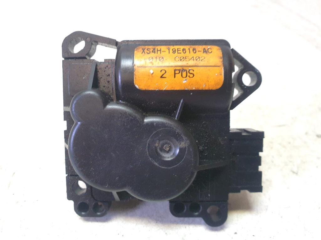 Ford Focus (1998–2005) Salongi soojenduse klapi mootor XS4H19E616AC Ford Focus (1998–2005) Salongi soojenduse klapi mootor XS4H19E616AC