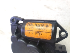 Ford Focus (1998–2005) Salongi soojenduse klapi mootor XS4H19E616AC - 4