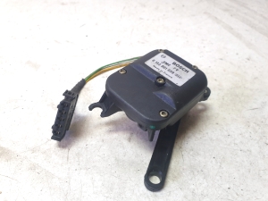 AUDI A4 B5 (1994–2001) Salongi soojenduse klapi mootor 0132801039 - 3