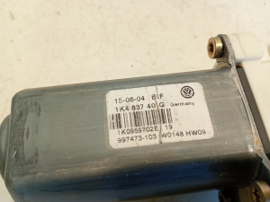 Volkswagen Golf V (2003–2009) Front door window regulator motor 1K4837401G - 4