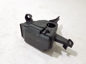 Fuse box housing under the hood - A1675404501