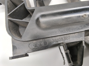 AUDI A7 (2010–2018) Esitule kinnitus 4G8805607 - 4