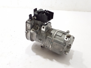 Mercedes Benz C-Class 206 (2021–2026) Konditsioneeri kompressor A0008308004 - 2