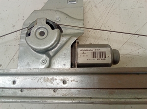 Citroen Berlingo (2008–2018) Priekšējo durvju logu pacēlājs 9680557880 - 3