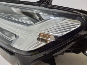 VOLVO V60 (2018–2026) Esituli 32338020 - 2