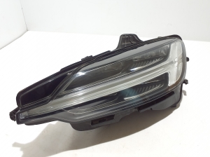 VOLVO V60 (2018–2026) Esituli 32338020 - 8