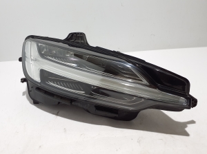 VOLVO V60 (2018–2026) Headlight 32273038 - 4