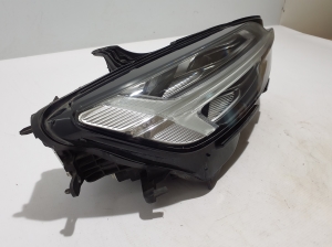 VOLVO V60 (2018–2026) Headlight 32273038 - 6