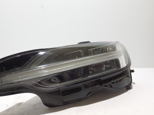 VOLVO V60 (2018–2026) Esituli 32338012 - 4