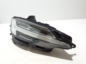 VOLVO V60 (2018–2026) Esituli 32338014 - 3