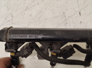Citroen Berlingo (2008–2018) Einspritzventil und seine Teile 757564580 - 2