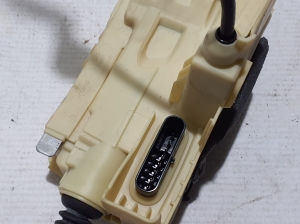 VOLVO XC40 (2017–2026) Rear side door lock 32310709 - 4