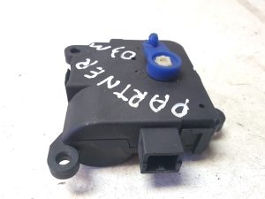 Peugeot Partner I (1996–2008) Salongi soojenduse klapi mootor 030553W - 2
