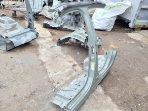 VOLVO XC40 (2017–2026) Center pillar 32310034 - 3