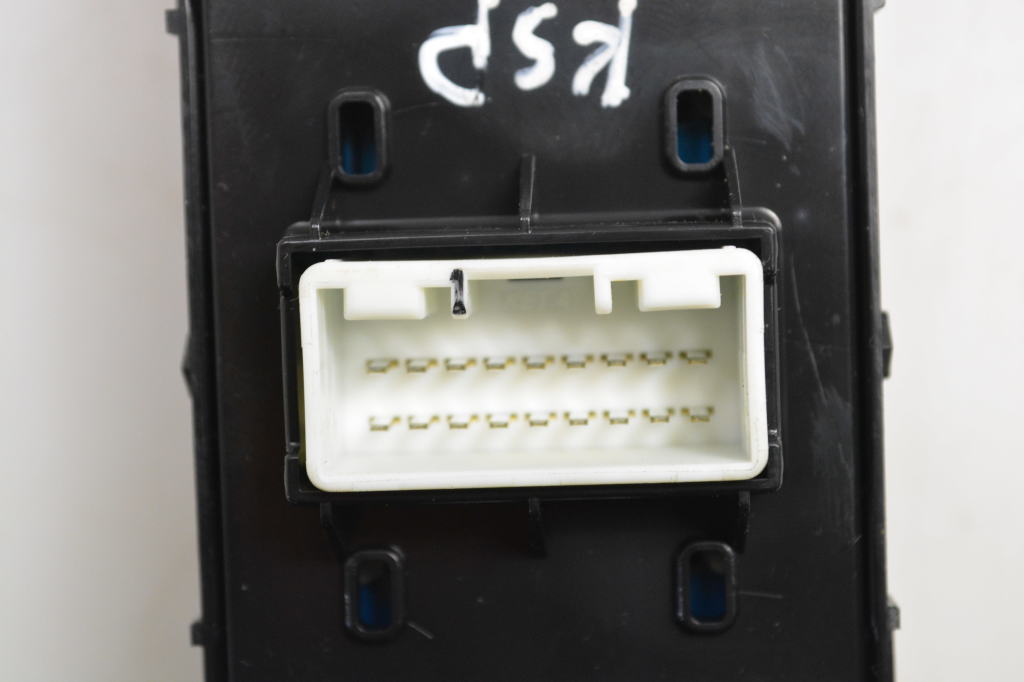 Kia Sportage (2016–2021) Front door glass switch 93570F1800
