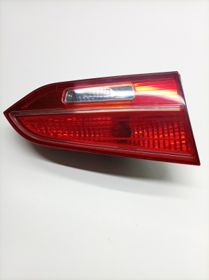 Tail light on trunk lid - 924052W0