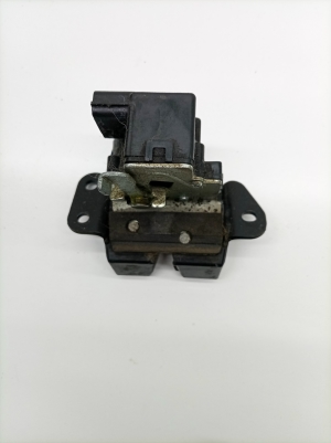 Hyundai Santa Fe (2012–2018) Trunk lid lock 812302W000 - 4