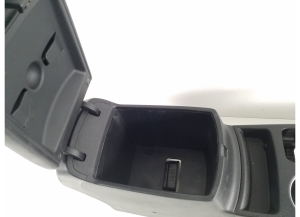 Kia Sportage (2016–2021) Keskkonsool 84611F1000 - 2