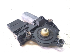 Hinterer Seitentür-Fensterhebermotor - 5M0839402B