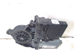 Volkswagen Golf Plus Mk5 (2004–2008) Rear side door window regulator motor 5M0839401B - 2