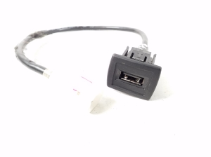 Mercedes Benz SLK-Class 172 (2011–2026) USB-pesa A1728200515 - 2