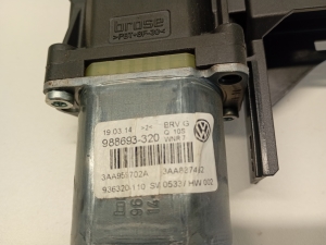 Volkswagen Passat B7 (2010–2014) Front door window regulator motor 988691320 - 4