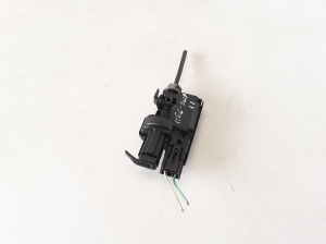 RENAULT Megane III (2008–2016) Kütuse täiteava korgi lukustus 8200305732 - 4