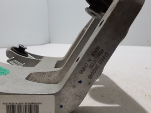 VOLVO EX30 I (2023–2026) Kliimakompressori kinnitus 8890235130 - 2