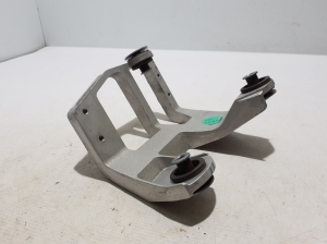 VOLVO EX30 I (2023–2026) Kliimakompressori kinnitus 8890235130 - 3