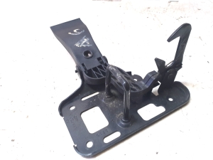 AUDI A4 B8 (2007–2016) Hood latch 8T0823480 - 3