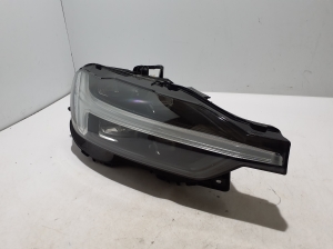 VOLVO XC60 (2017–2026) Esituli 32337375 - 5