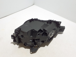 VOLVO XC60 (2017–2026) Esituli 32337375 - 7