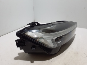 VOLVO XC60 (2017–2026) Esituli 32337375 - 9