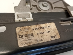 Mercedes Benz E-Class W207 (2009–2017) Priekšējo durvju logu pacēlājs a2077200546 - 2