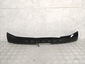 Trunk lid molding - 9826944480